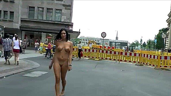 Голая Девушка На Улице Порно Фото