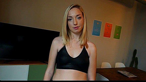 Красивая блондинка умело позирует на камеру порно агента в их сексе