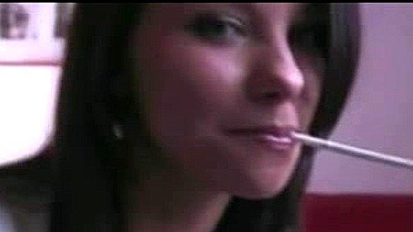 Татуированная деваха от первого лица курит и отсасывает пенис приятеля